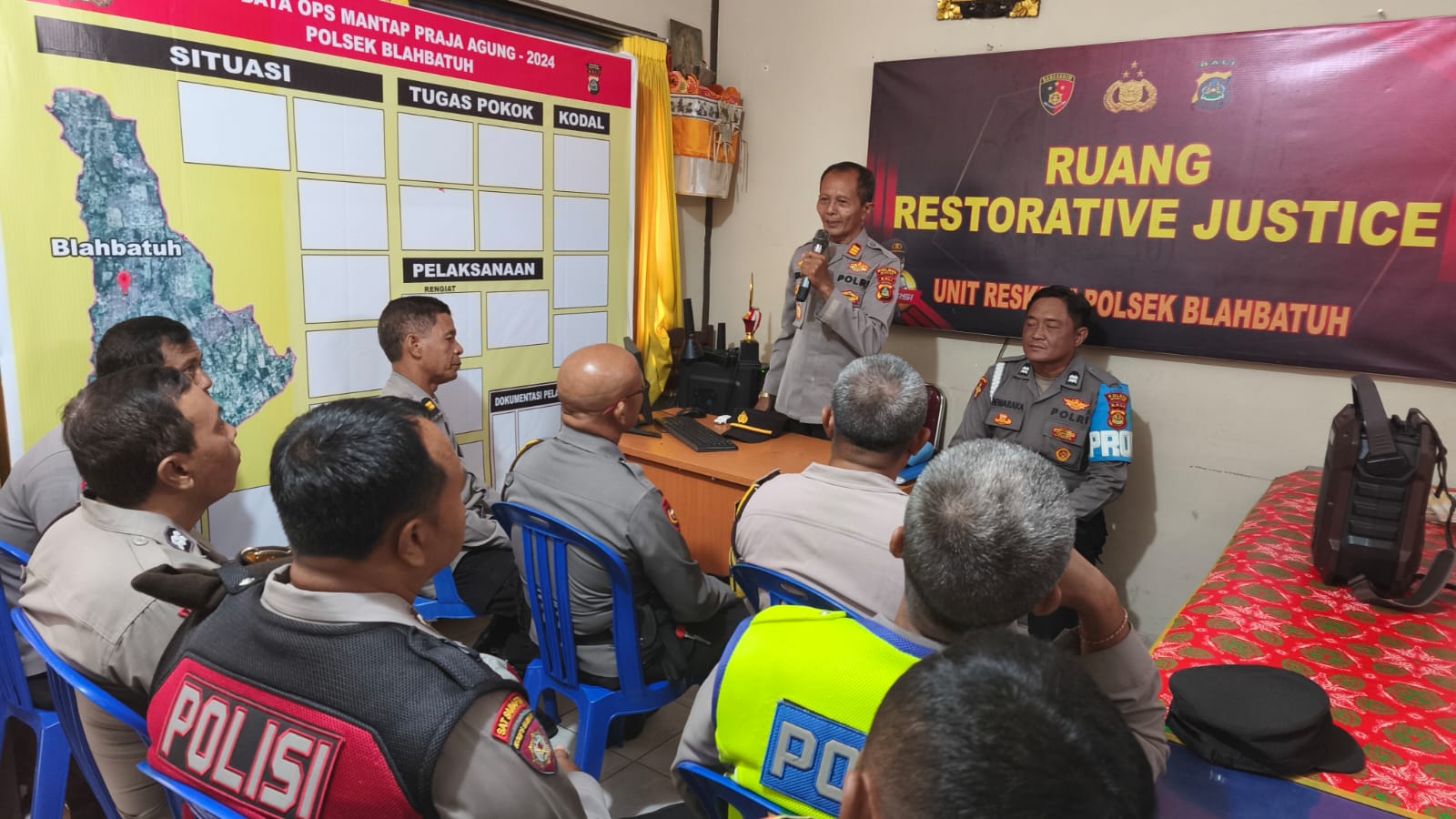 SOSIALISASI : Sosialisasi pencegahan gaya hidup hedonis di Polsek Blahbatuh, Senin (24/11).