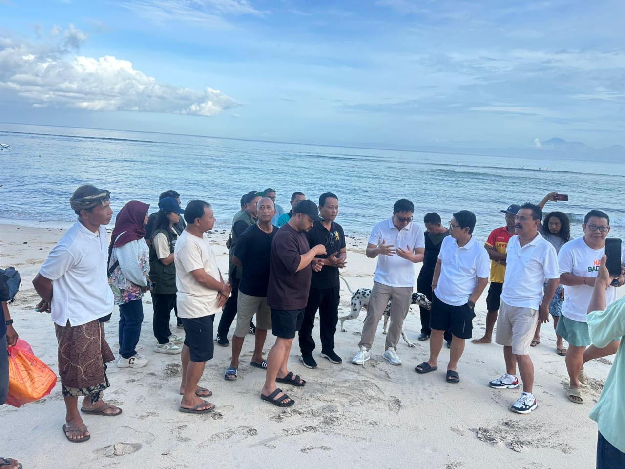 Bupati Badung, I Wayan Adi Arnawa saat meninjau Pantai Bingin, Desa Pecatu, Kuta Selatan pasca pembongkaran, belum lama ini.