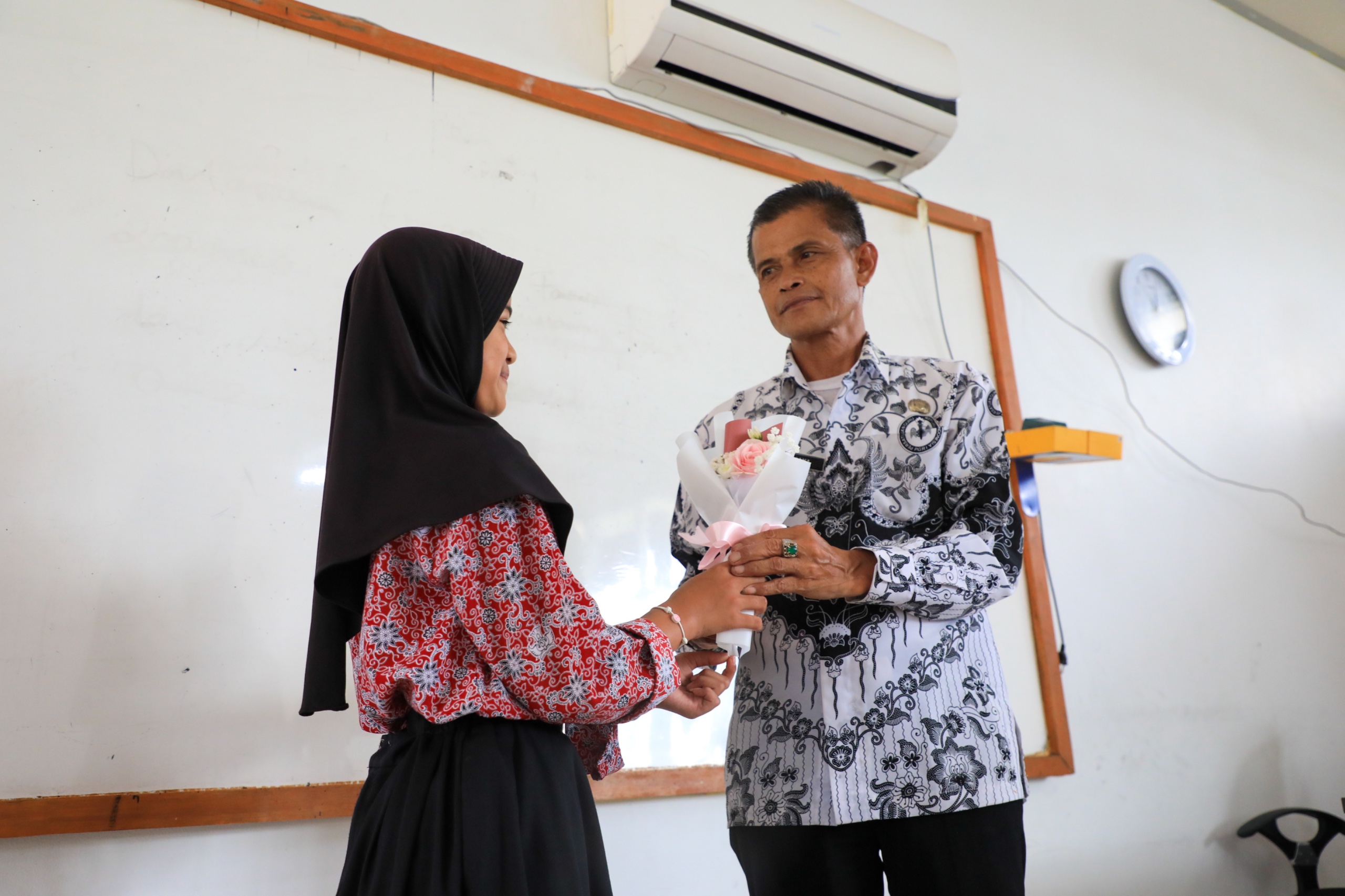 BRI Peduli Beri Apresiasi dan Salurkan Bantuan di SDN Sukamahi 02 Megamendung