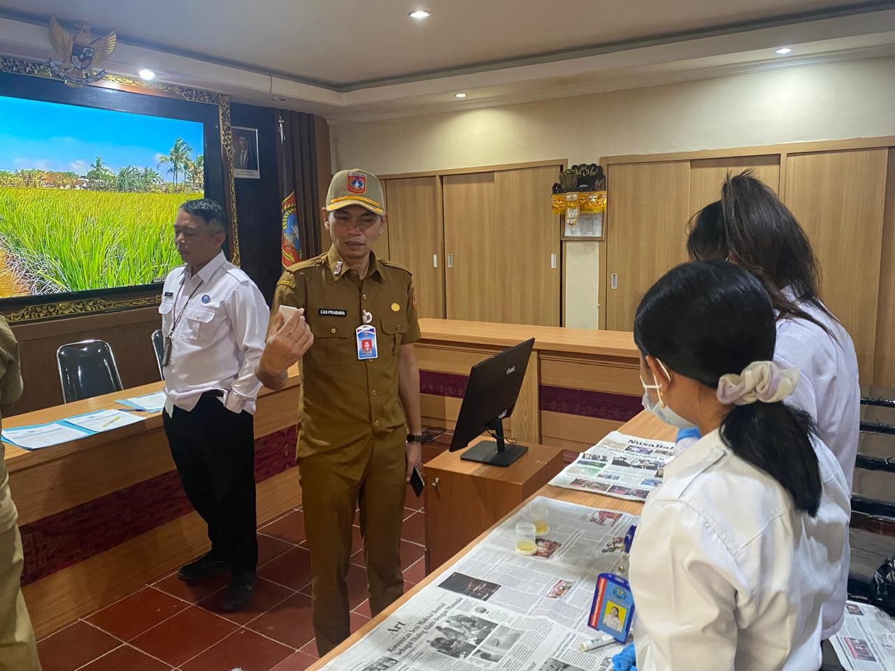 BNNK Karangasem melakukan tes urine di BKPSDM Karangasem, Senin (24/11/2025).