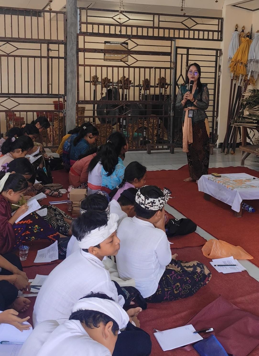 PENYULUHAN : Duta Anti Korupsi Kemenag Gianyar, Ni Wayan Ekayanti, bersama Penyuluh Agama Hindu Kecamatan Tampaksiring saat melaksanakan penyuluhan.