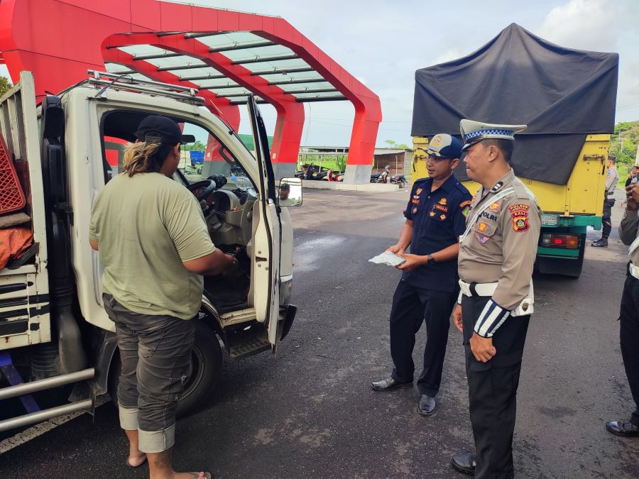 Sejumlah kendaraan yang terjaring Operasi Zebra yang digelar di Terminal Negara, Senin (24/11/2025).