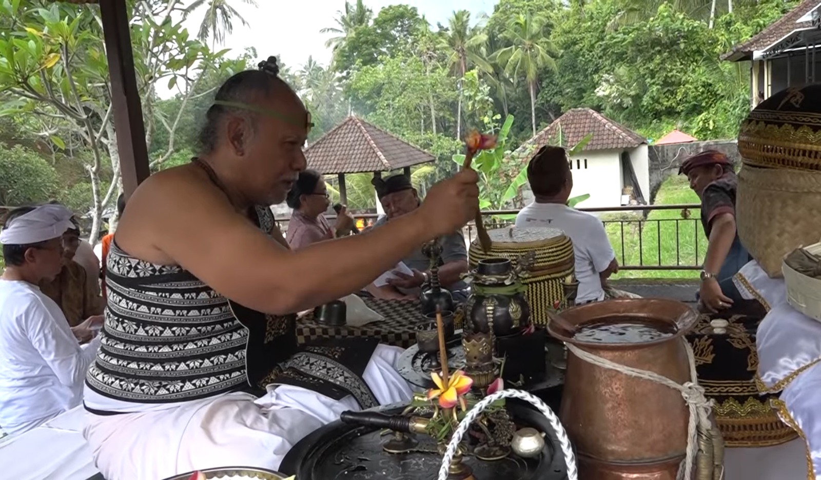 Proses pembuatan tirta untuk ritual yadnya