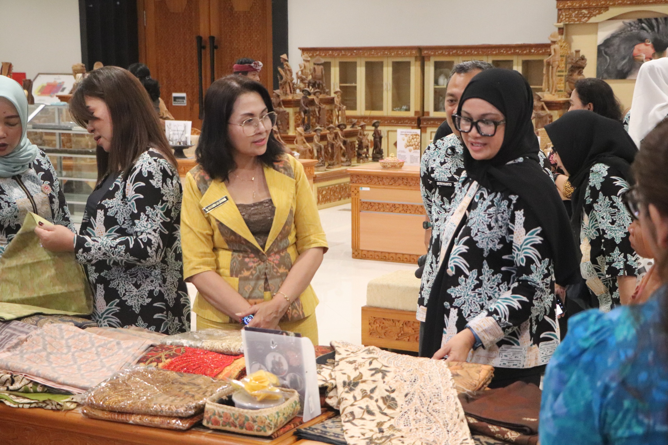 Ketua Dekranasda Badung, Nyonya Rasniathi Adi Arnawa menerima rombongan Dekranasda Kabupaten Bolaang Mongondow, Sulawesi Utara di Balai Budaya Girinata Mandala, Selasa (25/11).