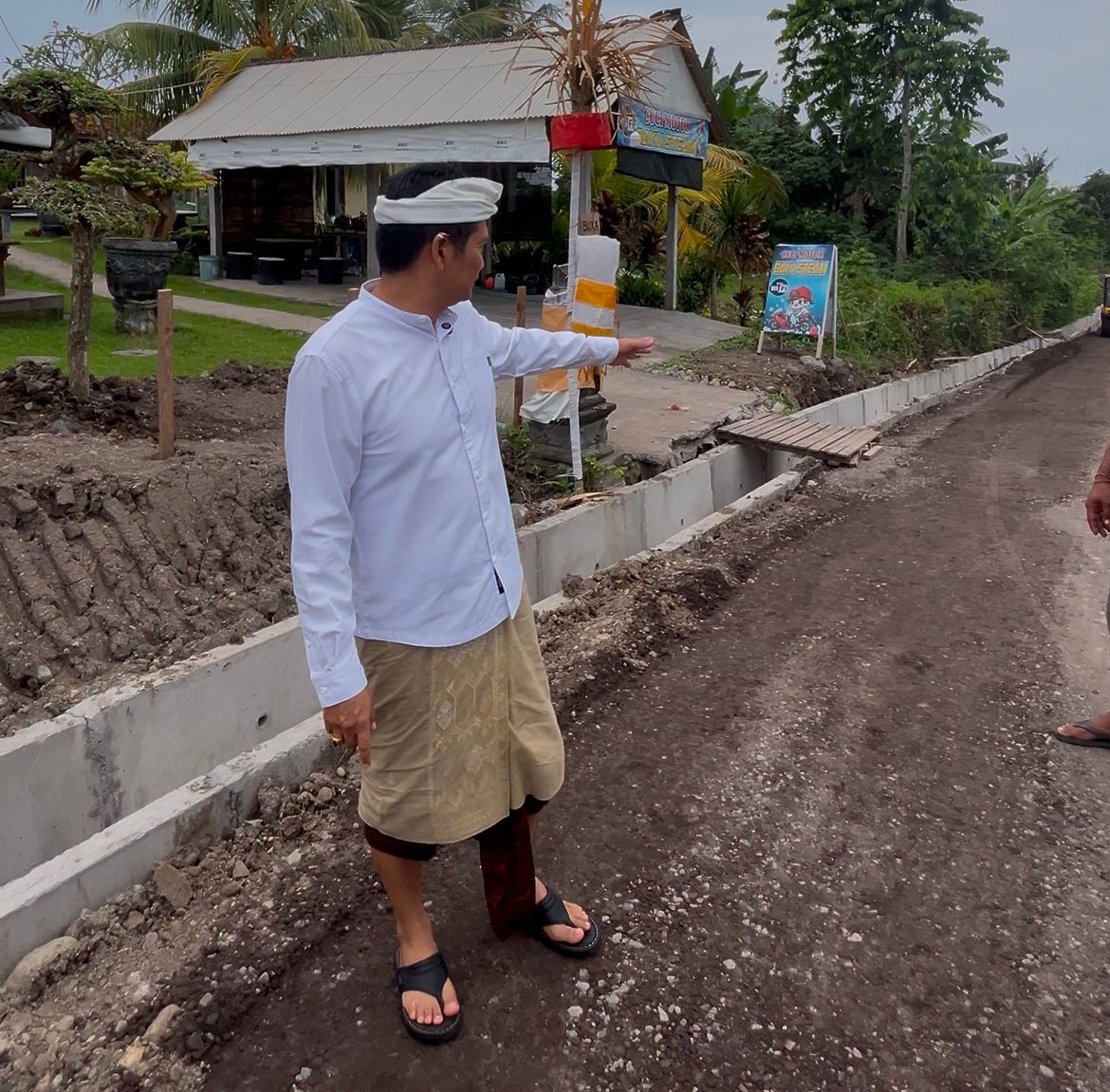 Bupati Jembrana I Made Kembang Hartawan saat melakukan pengecekan pengerjaan ruas jalan Lelateng-Pengambengan beberapa waktu lalu
