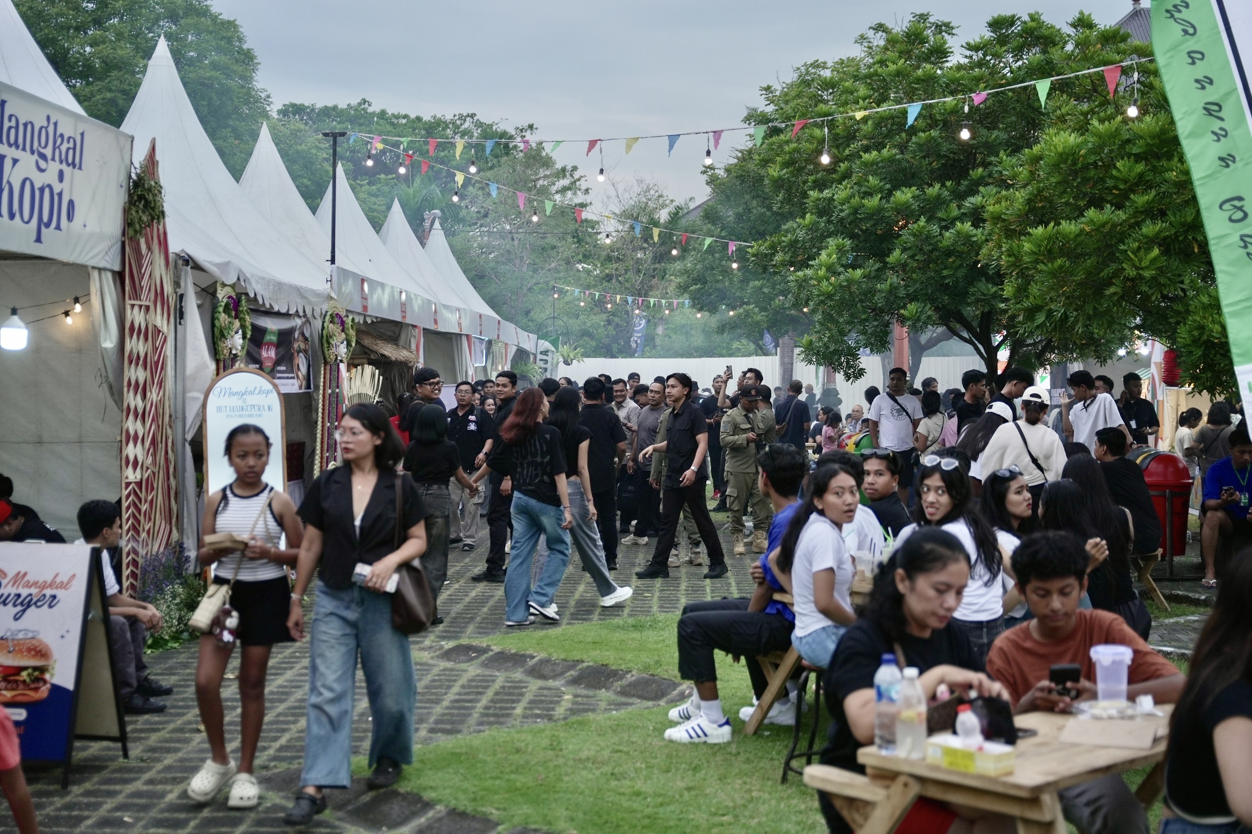 Suasana keramaian masyarakat yang memadati stand UMKM dalam perayaan Mangucita HUT ke-16 Kota Mangupura di area Puspem Badung.