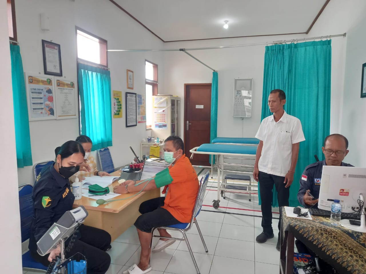 MEDIS : Penanganan medis kepada tahanan Polres Gianyar.