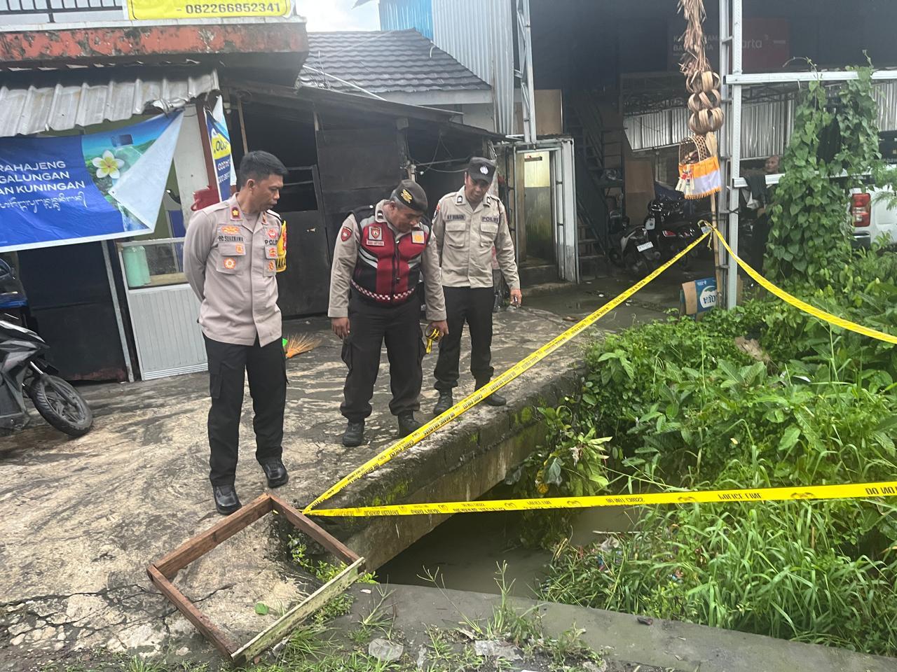 Garis Polisi dipasang di TKP bocah yang hanyut di Mengwi. (Bali Express/Istimewa)