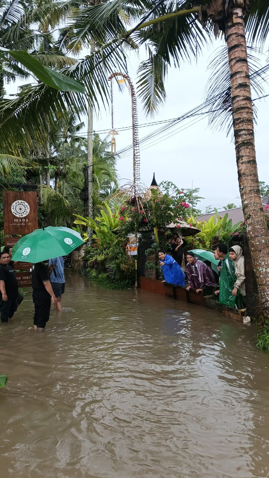 BANJIR : Sejumlah titik di Desa Sayan Ubud mengalami banjir akibat saluran air meluap pasca hujan, Rabu (26/11).