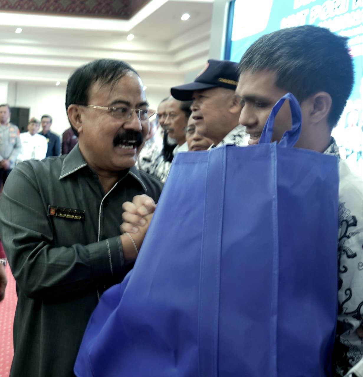 I Ketut Wija mendapat apresiasi di Hari Guru 2025 di Karangasem, Selasa (25/11/2025).