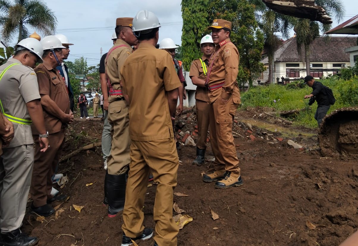 Bupati Bangli Sang Nyoman Sedana Arta mengecek proyek Bangli Sport Center, Senin (24/11/2025).