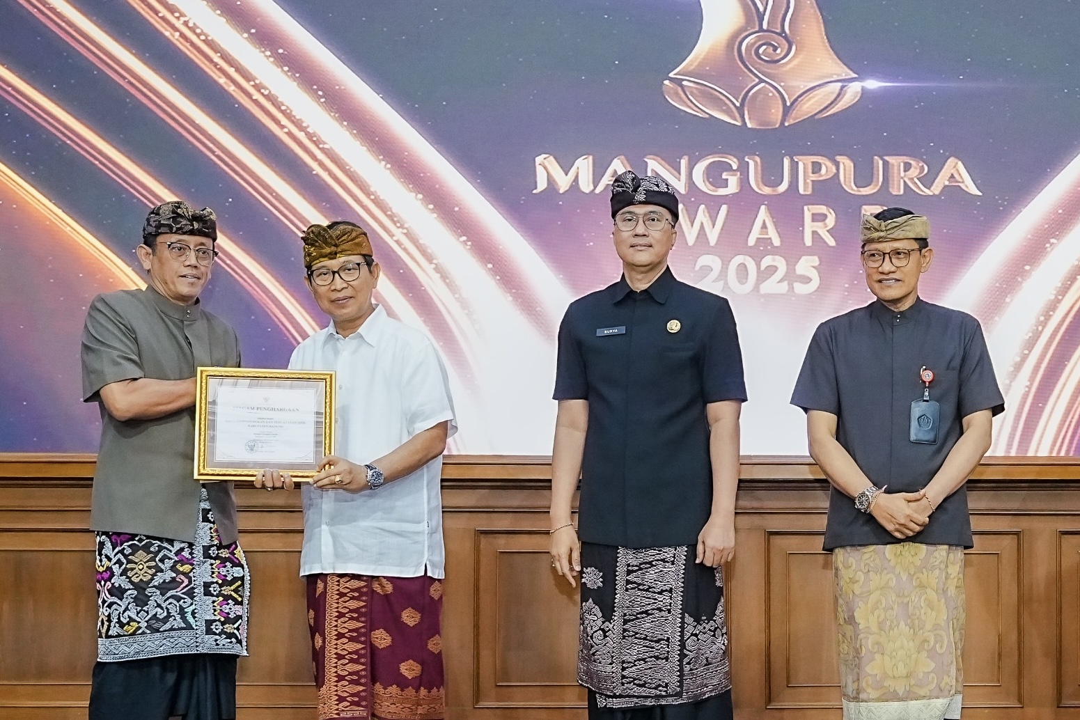 Bupati Adi Arnawa saat menyerahkan Mangupura Award, Badung Festival Inovasi, dan Adi Karya Nugraha Tahun 2025 serta peluncuran Badung BRILIAN di Ruang Kertha Gosana, Puspem Badung, Kamis (27/11).