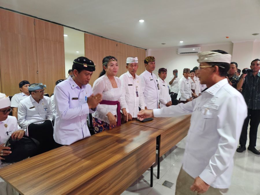 Bupati Klungkung I Made Satria melakukan pengukuhan, pelantikan, dan pengambilan sumpah terhadap pegawai eselon II, setingkat kepala dinas, Rabu (26/11/2025).