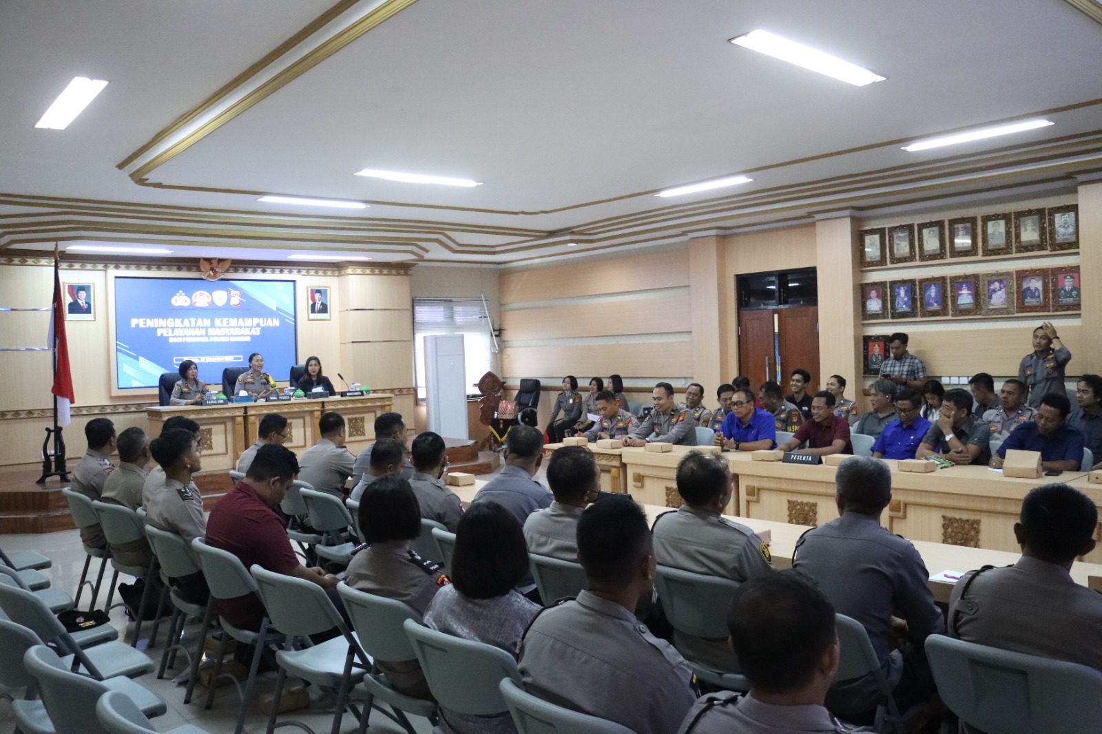 PELATIHAN : Pelatihan komunikasi dan pelayanan publik anggota Polres Gianyar.