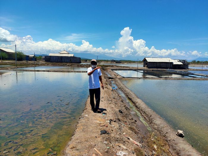 Ikhsan saat berdiri diantara ladang garam seluas 200 hektas di Desa Pejarakan, Kecamatan Gerokgak, Buleleng.