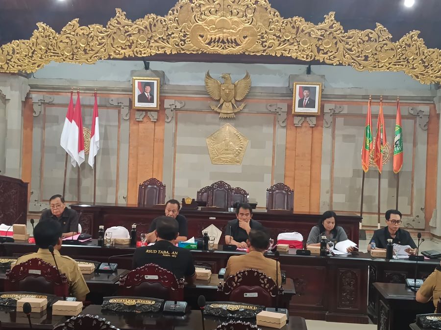 Rapat Kerja Komisi III DPRD Tabanan membahas permohonan hibah pengelolaan Pasar Desa Adat Penatahan.