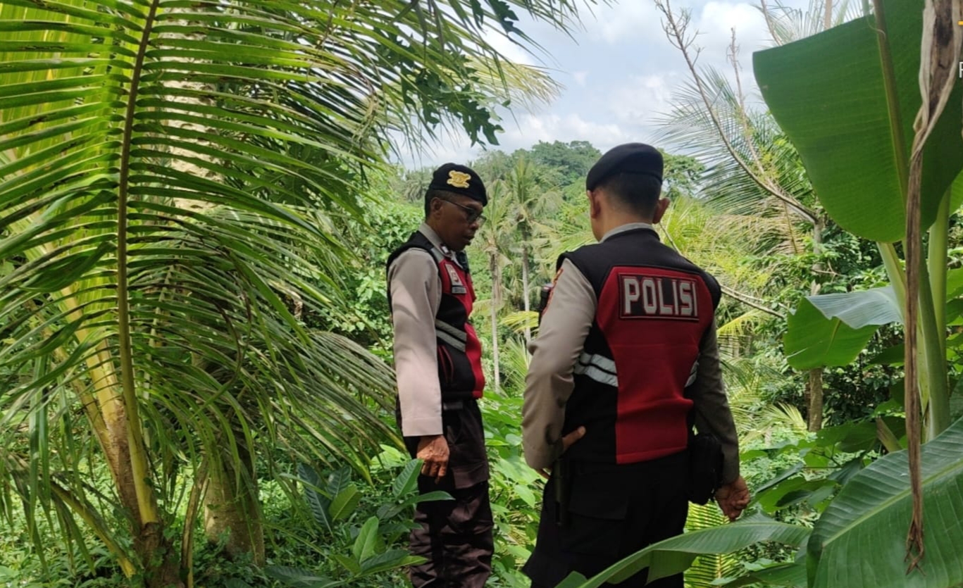 Personel Polsek Blahbatuh saat melakukan patroli di titik rawan longsor.