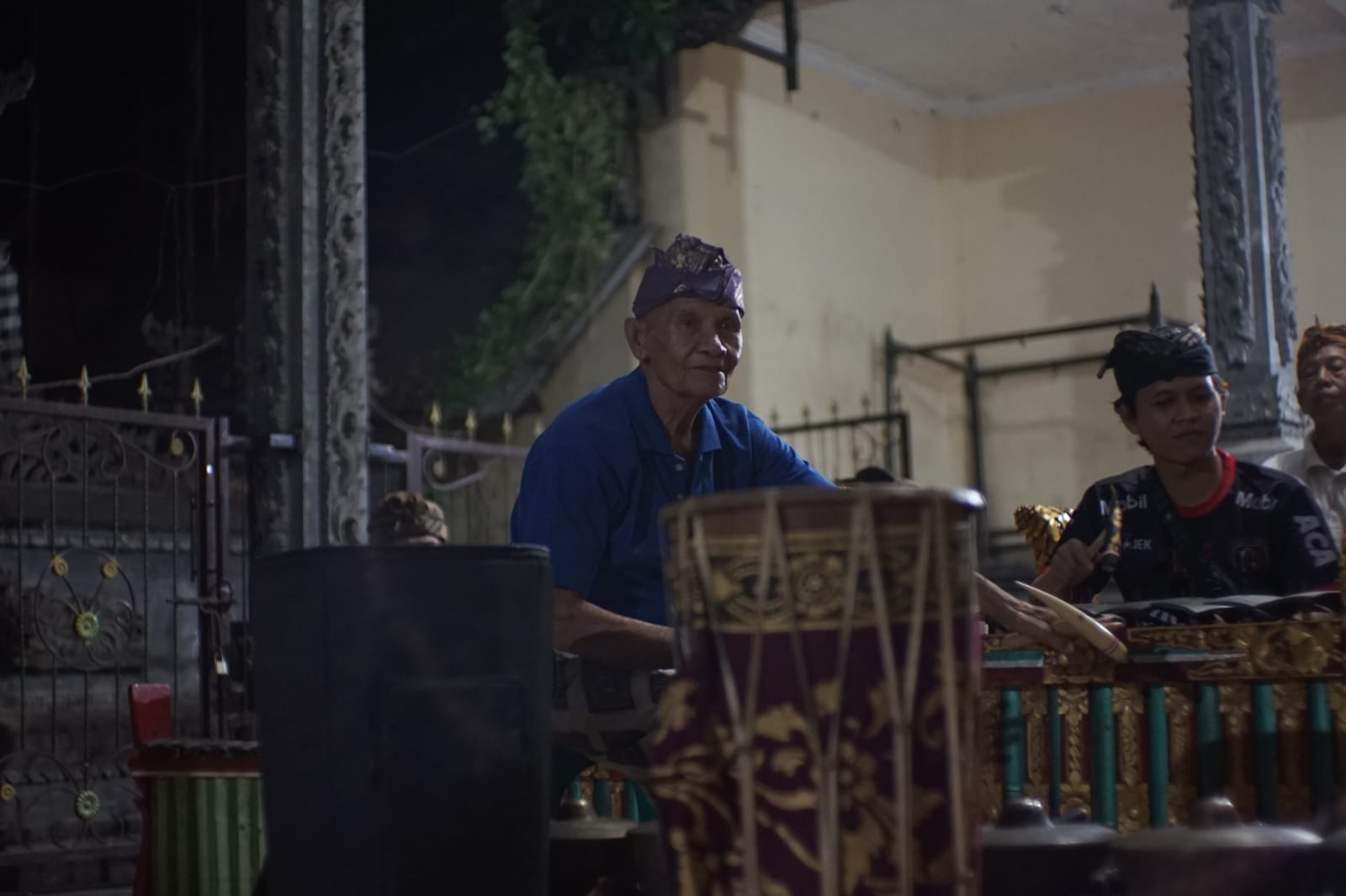 Made Kranca saat melatih sekaa gong legendaris.