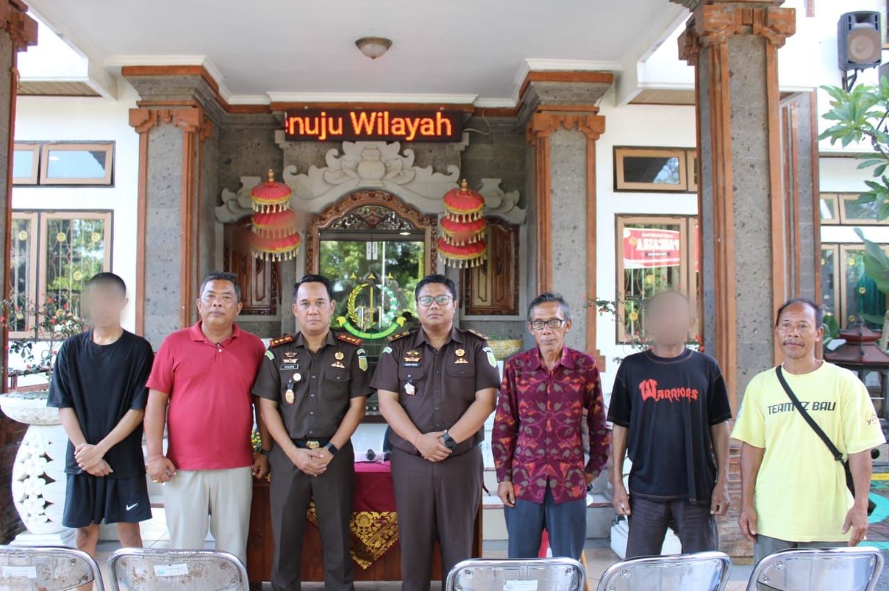 Kejari Tabanan, bebaskan dua tersangka kasus pencurian melalui mekanisme keadilan restorative justice.