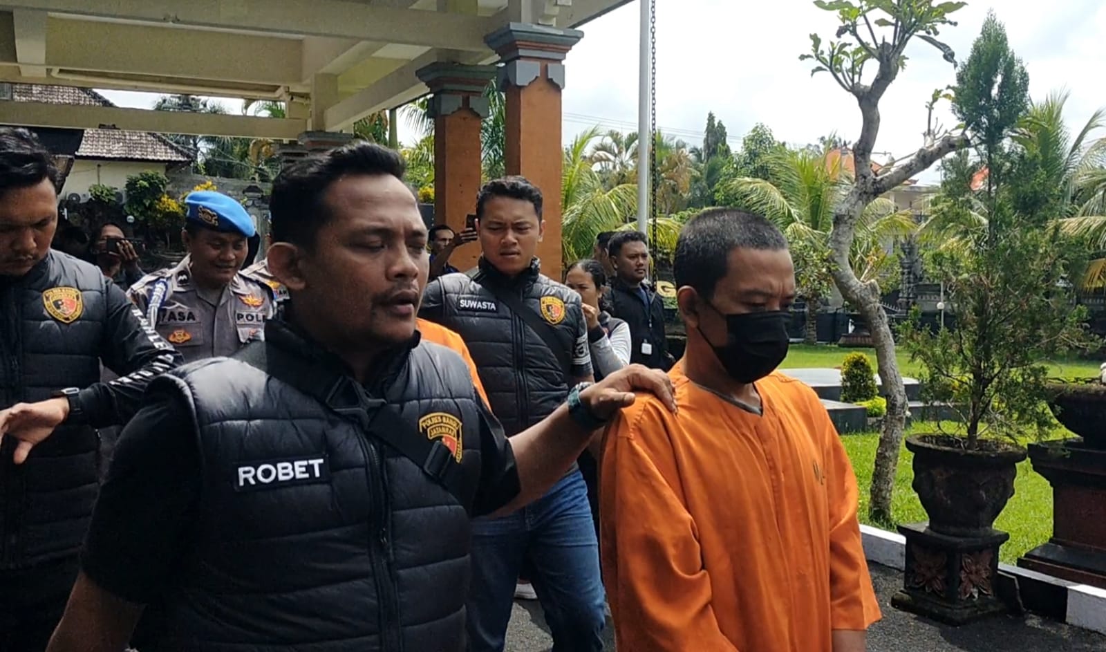 Hendra (kanan), pelaku pencurian di Toko Jayamaruti, Kintamani harus mempertanggungjawabkan perbuatannya di hadapan hukum.