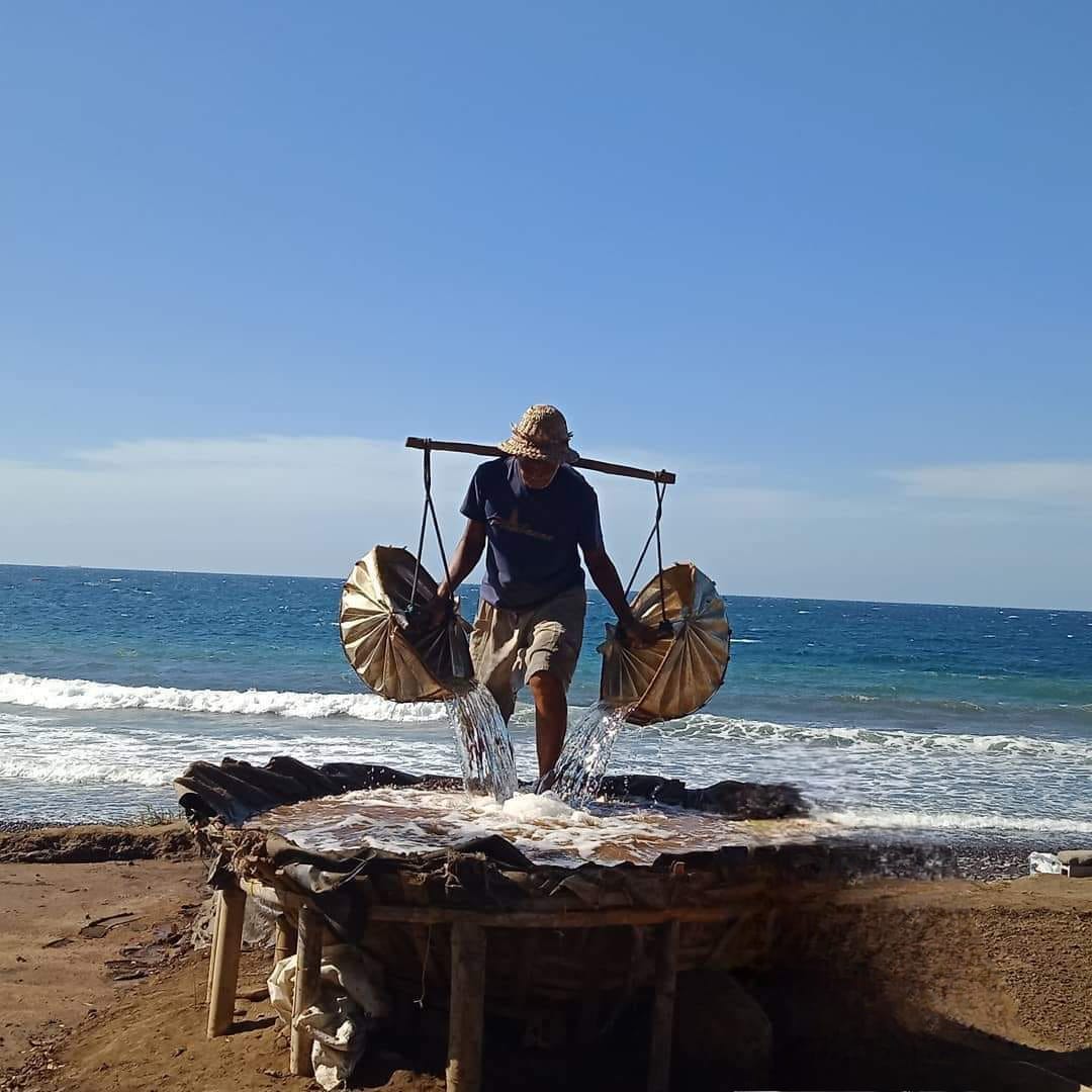 Petani garam di Desa Les sedang memproses air laut untuk menjadi garam.