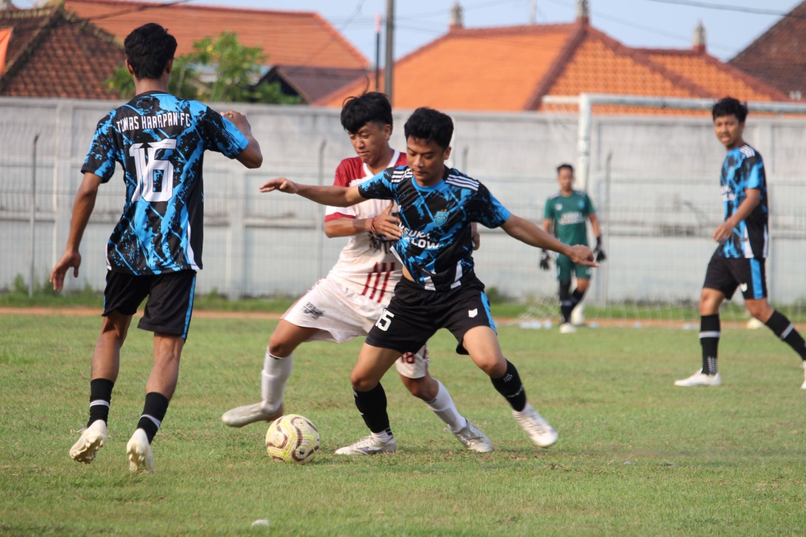 Pertandingan antara Teja Harum (putih) dan Harapan Pengastulan (biru)