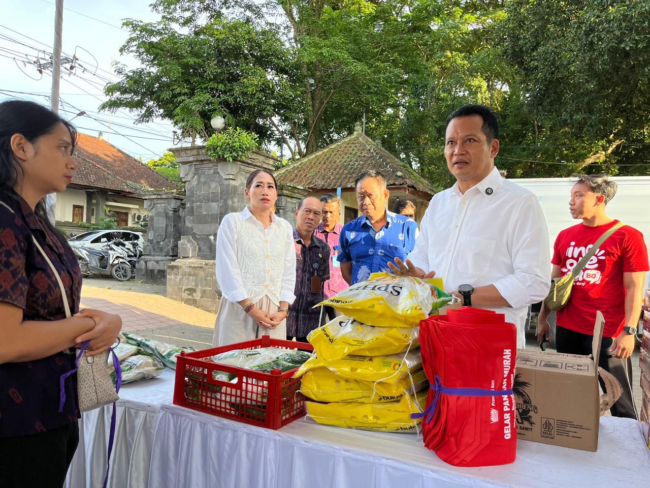 Kegiatan gerakan pangan murah di Kelurahan Banjar Tengah, Kecamatan Negara yang dipantau langsung Bupati Jembrana, Kembang Hartawan
