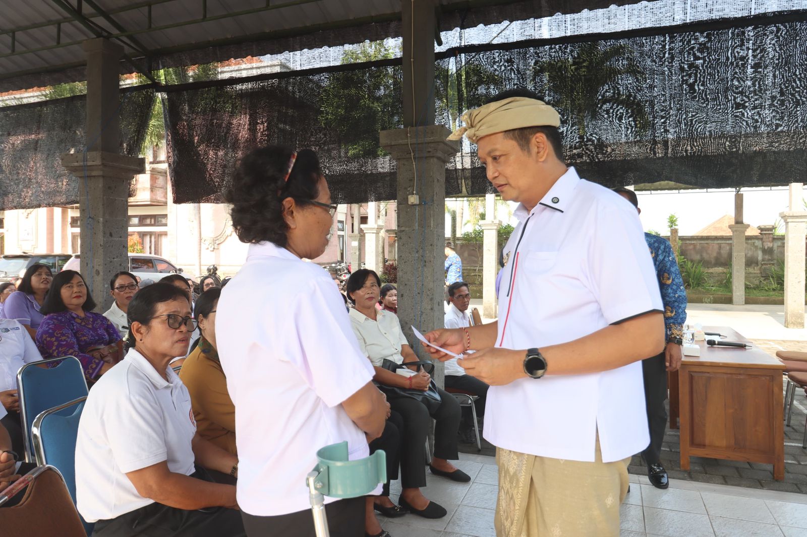 Penyerahan santunan berlangsung di halaman parkir Inspektorat Kabupaten Jembrana, Rabu (26/11), dengan kehadiran langsung Bupati Jembrana I Made Kembang Hartawan