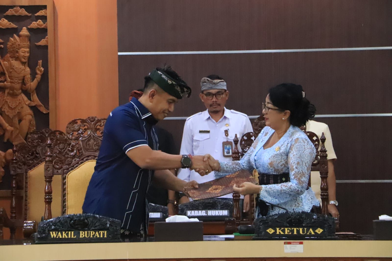 Eksekutif dan legislatif di Jembrana sepakat mengesahkan empat Raperda menjadi Peraturan Daerah (Perda) dalam Sidang Paripurna IV yang berlangsung di Ruang Sidang Utama DPRD Jembrana, Kamis (27/11)