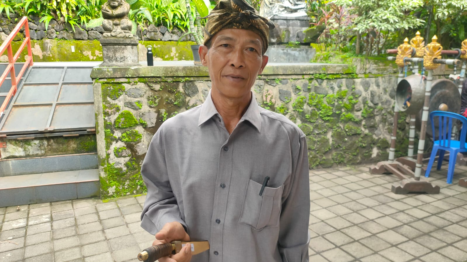 Nyoman Maker, pengerajin pandai besi dan perunggu di Desa Sawan, Buleleng