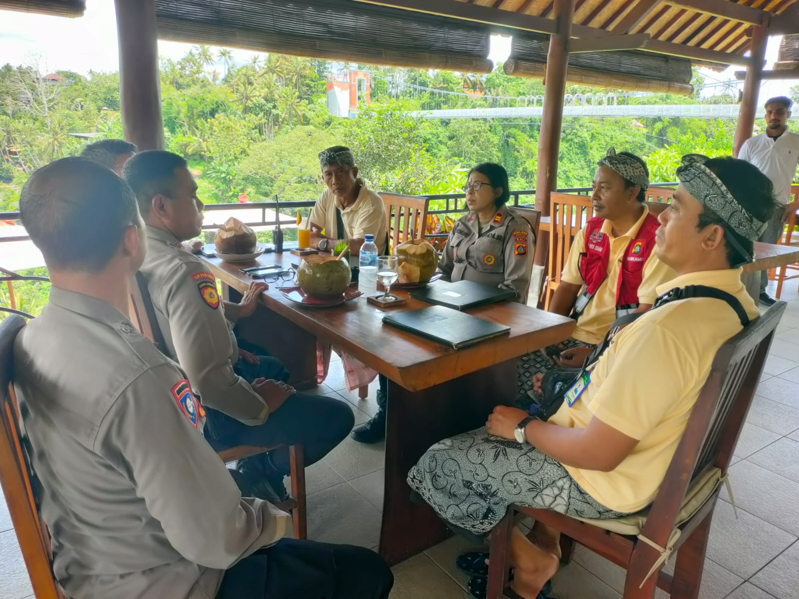 CURHAT : Jumat Curhat di Tegenungan, Desa Kemenuh, Kecamatan Sukawati, Kabupaten Gianyar, Kamis (27/11).