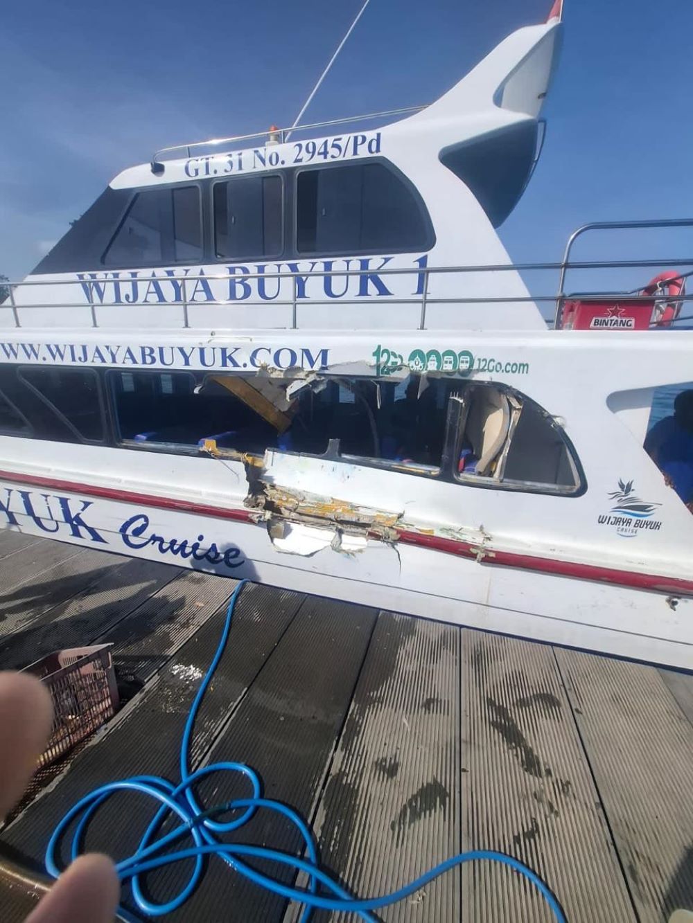 Fast Boat Wijaya Buyuk 1 mengalami kerusakan karena kecelakaan laut.