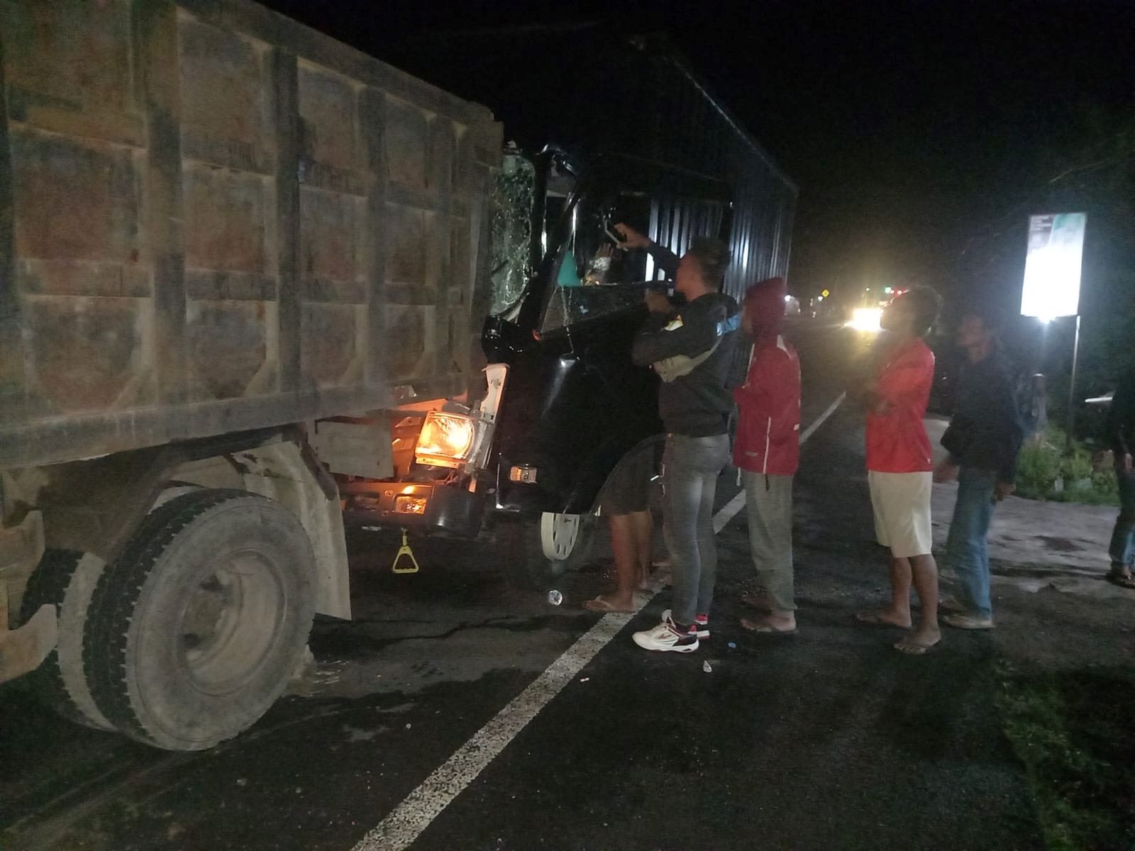 Kondisi truk boks nopol DK 8037 OV usai terlibat laka beruntun di Jalan Umum Denpasar&ndash;Gilimanuk, Jembrana, Selasa (25/11/2025).