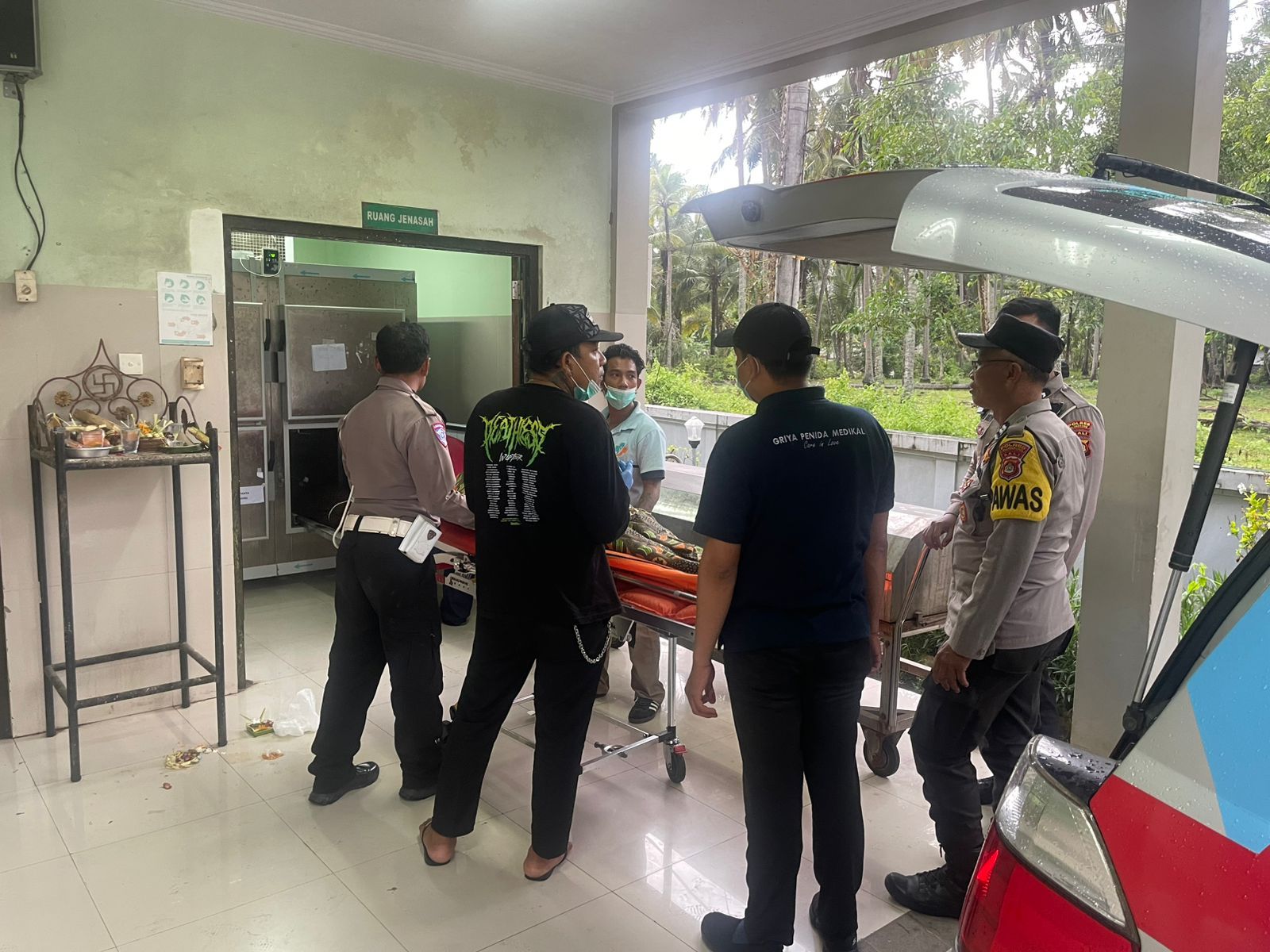 Wisatawan India, korban di Nusa kecelakaan dibawa ke rumah sakit.