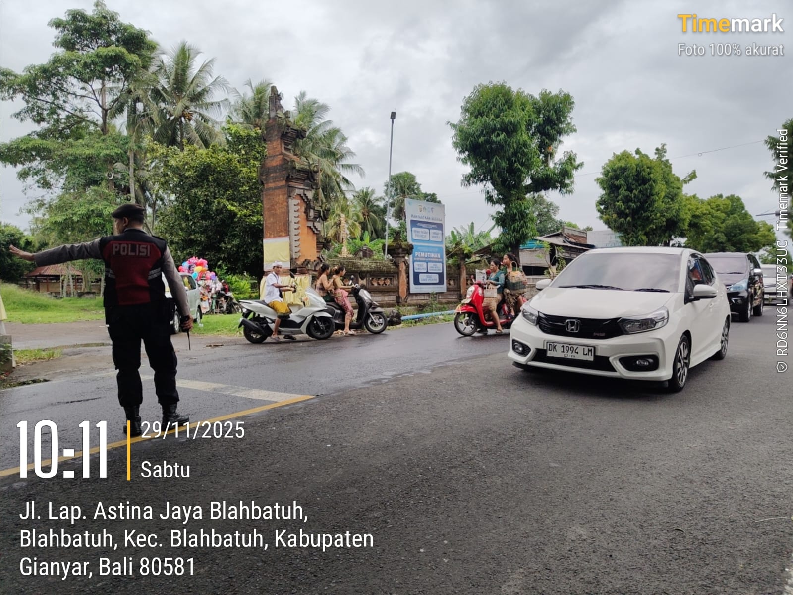 PENGAMANAN : Pengamanan perayaan Hari Kuningan oleh personel Polsek Blahbatuh.