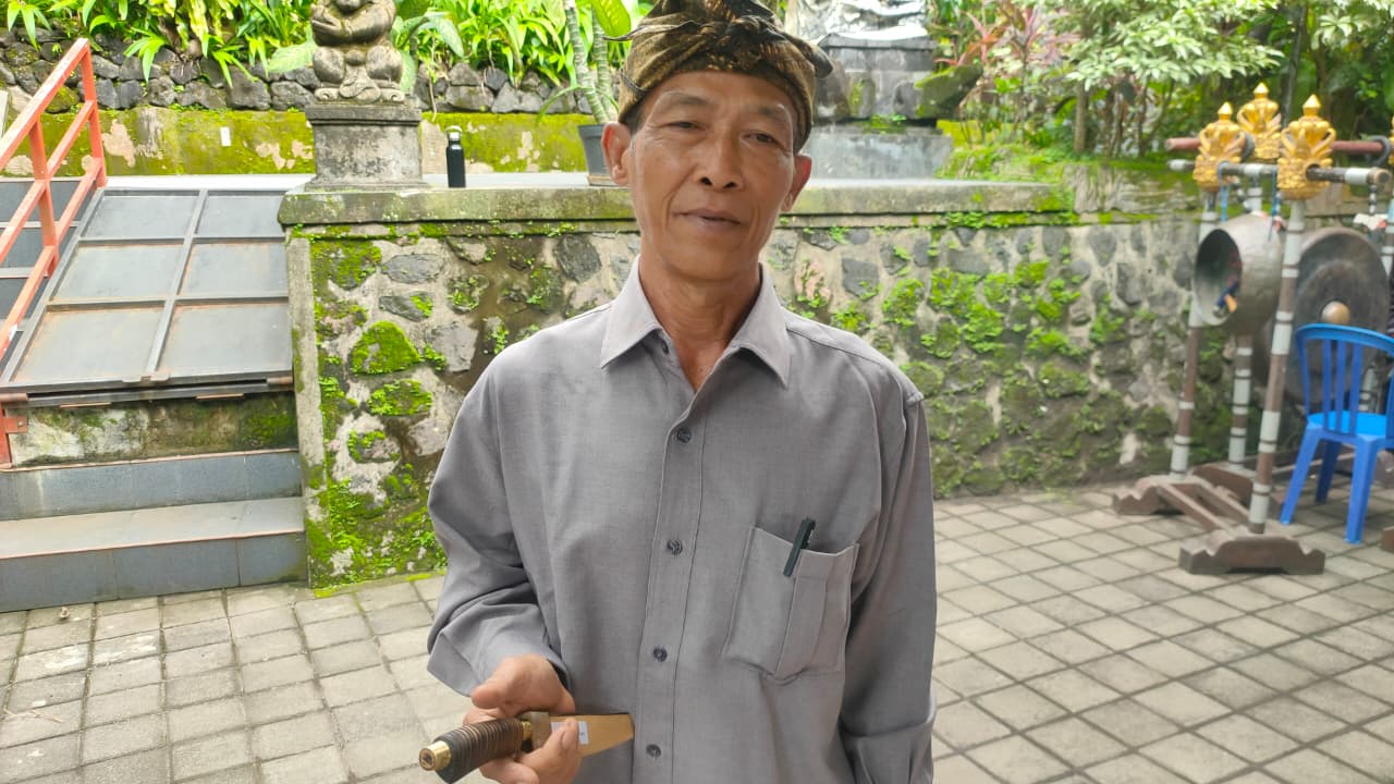 Nyoman Maker, Pandai Besi dan Perunggu dari Desa Sawan.