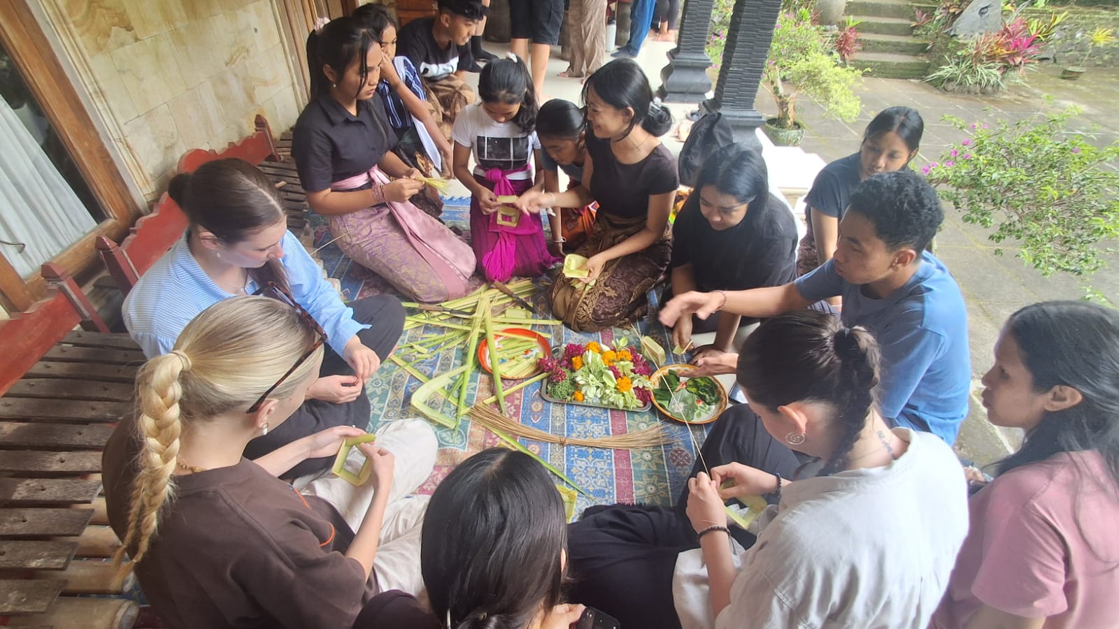 Kegiatan kebudayaan yang dilakukan mahasiswa Australia di Desa Pedawa bersama Kayoman dan Pondok Literasi Sabih.
