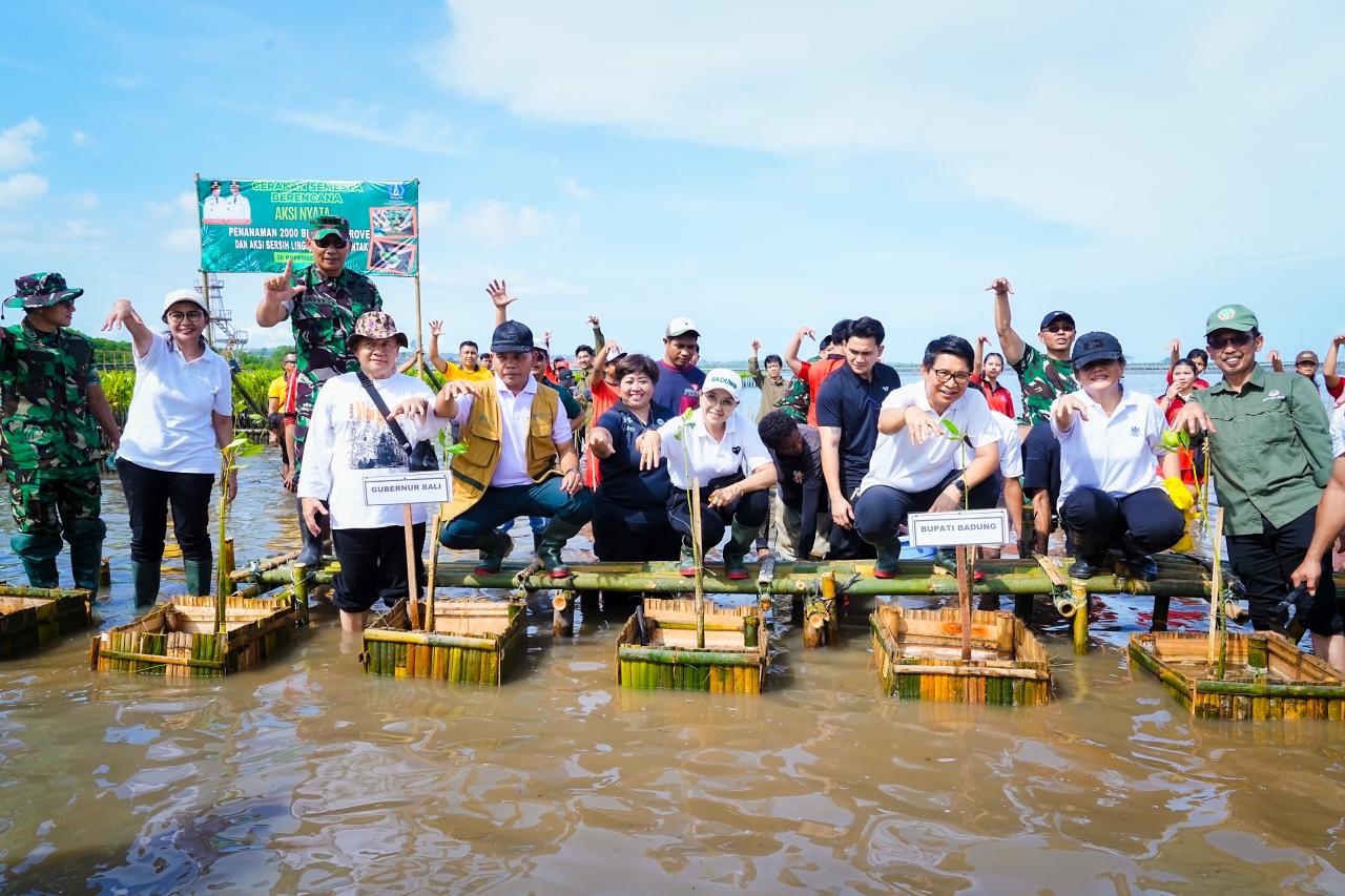 Bupati Wayan Adi Arnawa saat pimpin Kegiatan Gotong royong Semesta Berencana Penanaman Pohon dan Bersih Sampah di Kawasan Pantai Telaga Waja, Kelurahan Tanjung Benoa, Minggu (30/11)