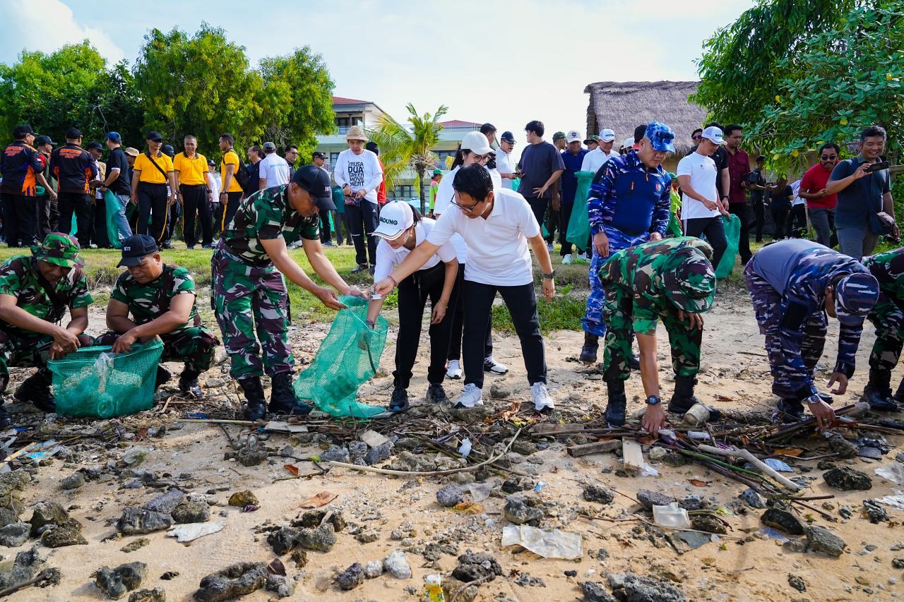 Bupati Wayan Adi Arnawa saat pimpin Kegiatan Gotong royong Semesta Berencana Penanaman Pohon dan Bersih Sampah di Kawasan Pantai Telaga Waja, Kelurahan Tanjung Benoa, Minggu (30/11)