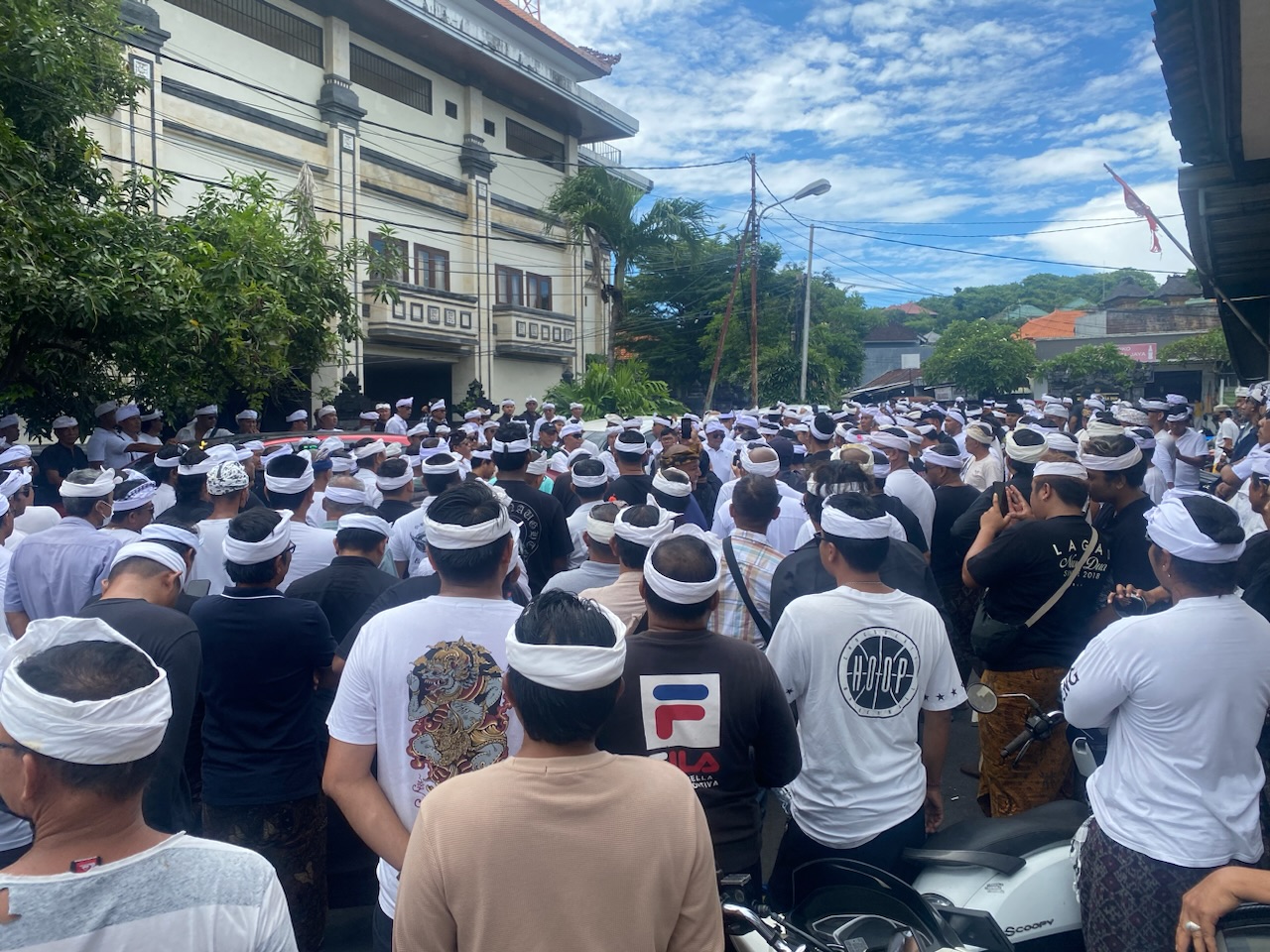 Ribuan warga Jimbaran, Kuta Selatan yang menggelar aksi damai di depan Polsek Kuta Selatan, Selasa (2/12).