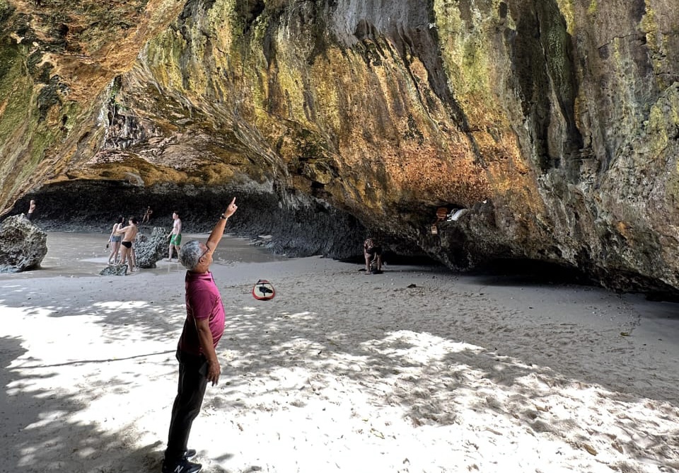 DLHK Badung melakukan pemeriksaan di lapangan terhadap dugaan pembuangan limbah di tebing Pantai Suluban, Senin (1/12).