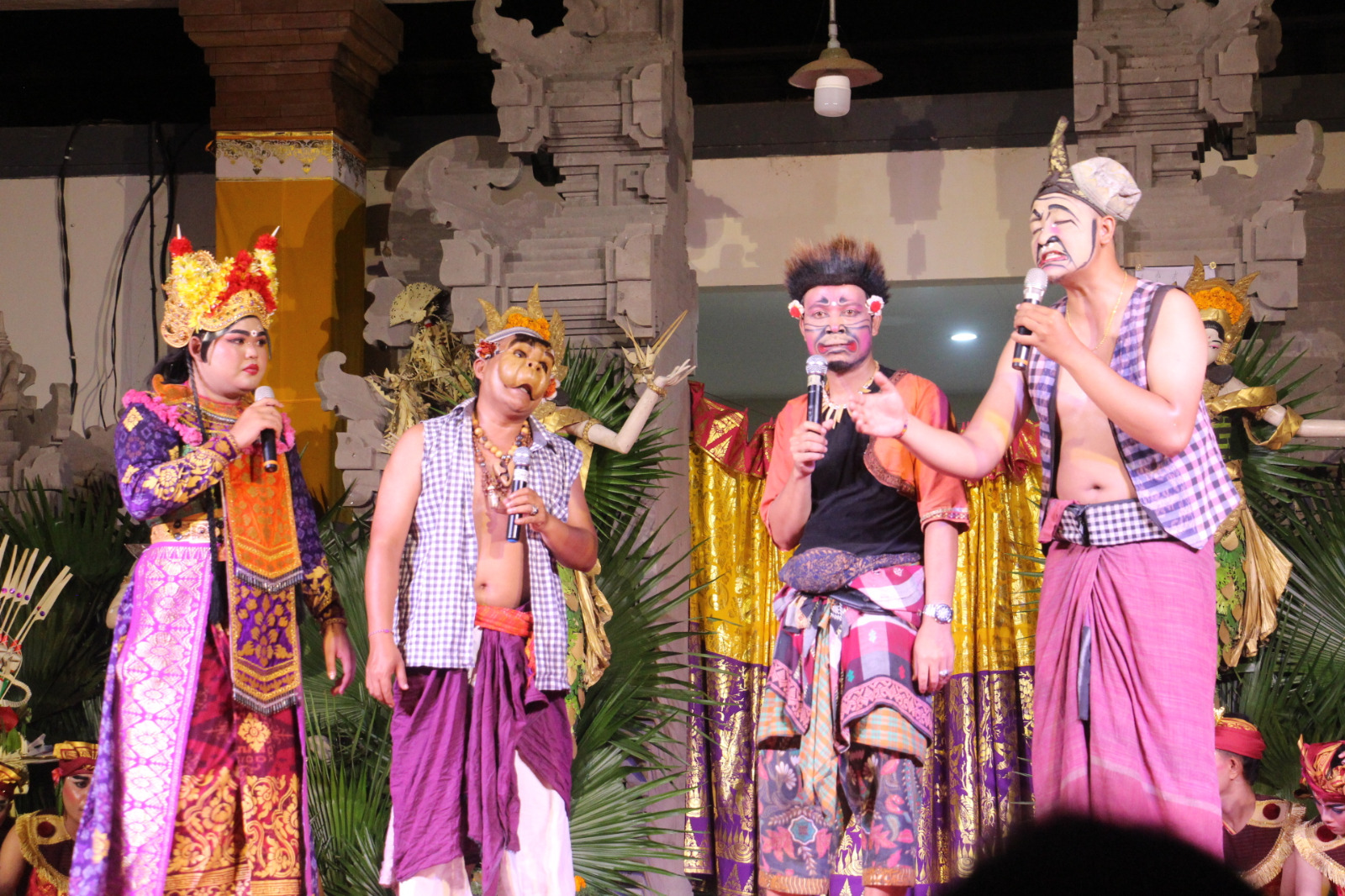 PENTAS : Jange Galuci dan Prembon Kemenag Gianyar saat pentas di Pura Dalem Kemenuh, Sukawati, Senin (1/12) malam.