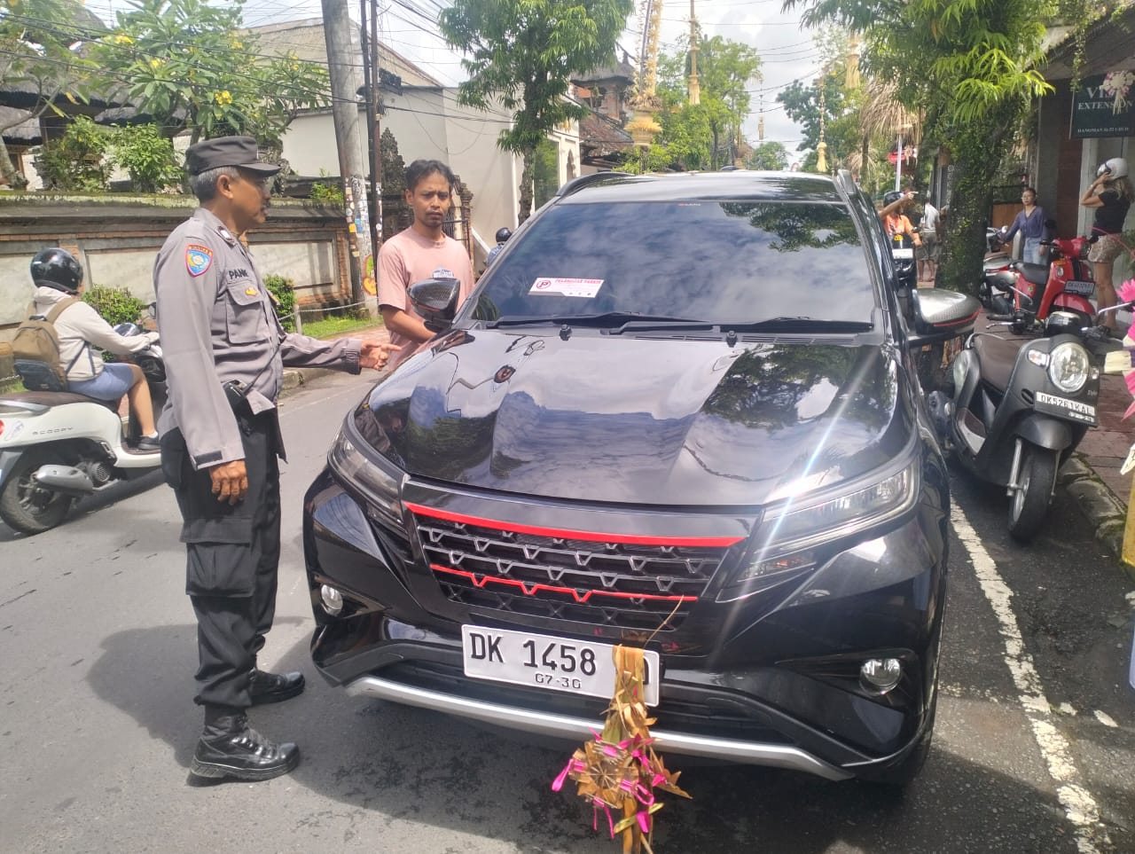 DITERTIBKAN : Penertiban parkir liar di Ubud.