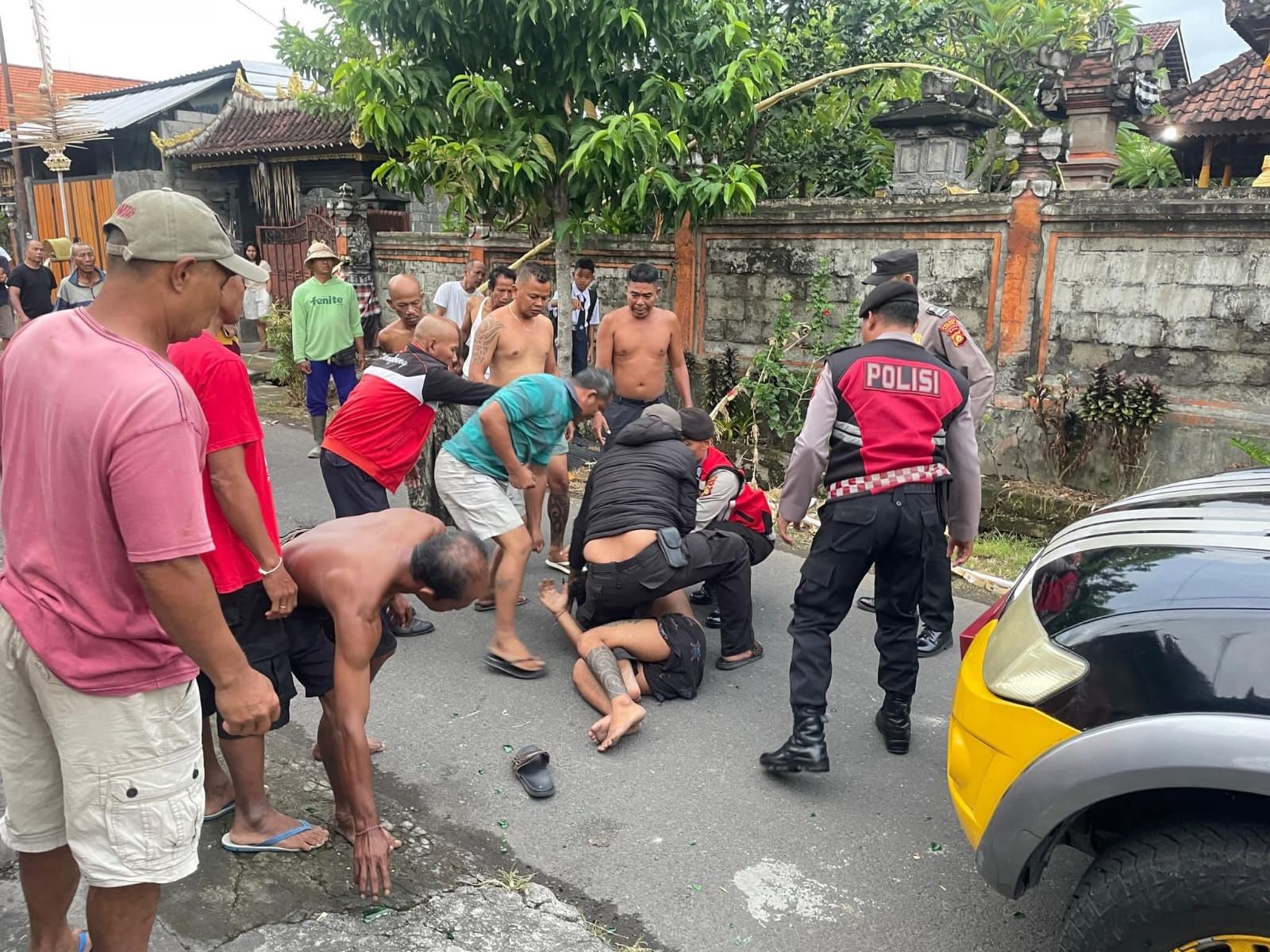 IKW diamankan oleh jajaran Polres Klungkung karena melakukan perusakan di Banjar Tangkas, Desa Gelgel, Klungkung, Senin (1/12/2025).