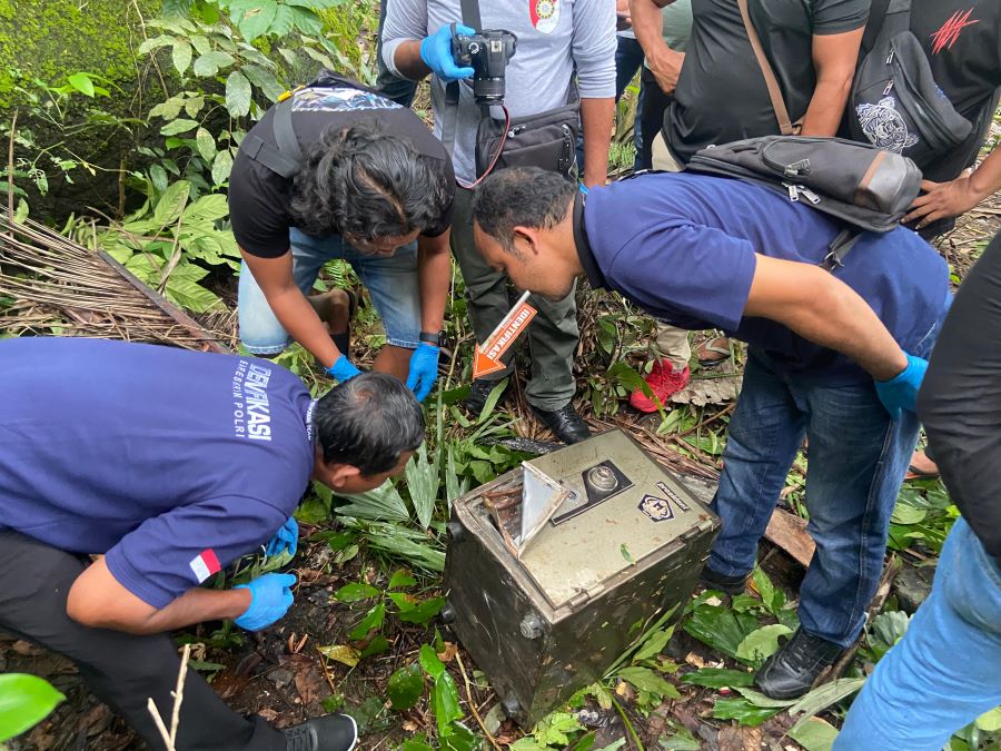 Brankas LPD Desa Adat Yeh Poh ditemukan di sebuah kebun milik warga, Minggu (30/11/2025).