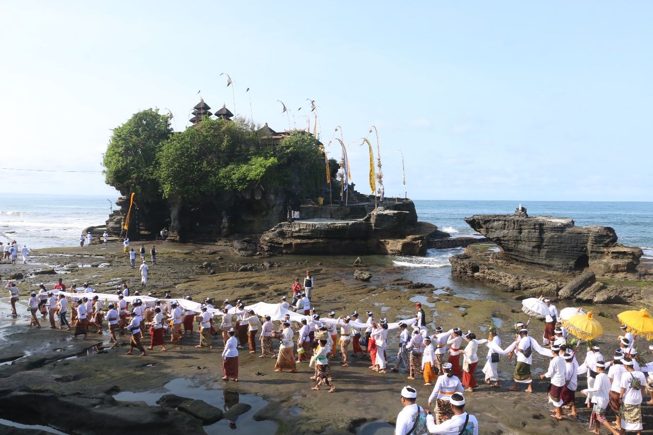 Panitia Karya pura Tanah Lot berharap pamedek perhatikan jadwal pasang surut.