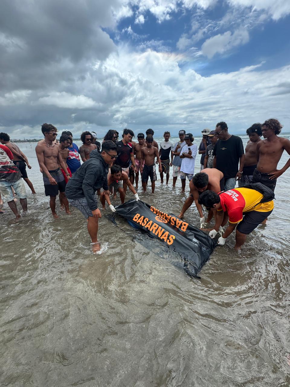 Petugas mengevakuasi jenazah wanita tanpa identitas di perairan Pantai Kuta. (Bali Express/Istimewa)