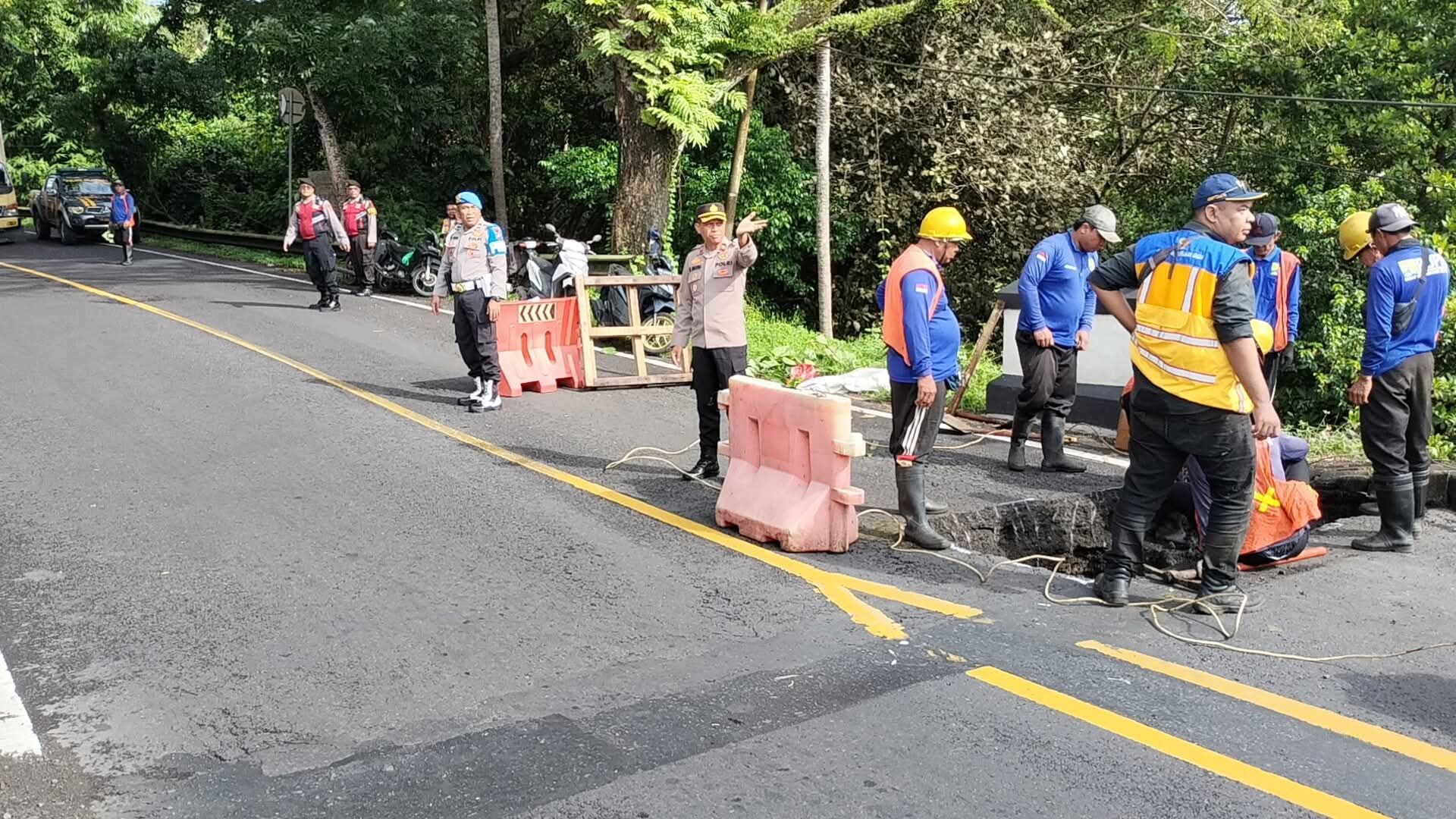 Proses perbaikan jalan jebol di ujung jembatan Payan, Kecamatan Selemadeg yang dilakukan oleh Balai Jalan Nasional Selasa (2/12/2025).&nbsp;