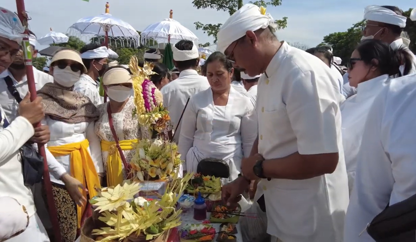 Upacara Mamukur yang terdapat prosesi Mapurwa Daksina