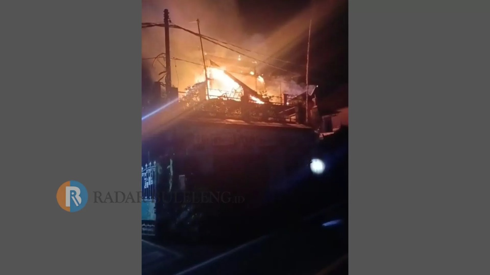 Kebakaran rumah warga di Desa Gitgit, Kabupaten Buleleng, Bali, pada Selasa (2/12/2025) tengah malam. (Polres Buleleng)